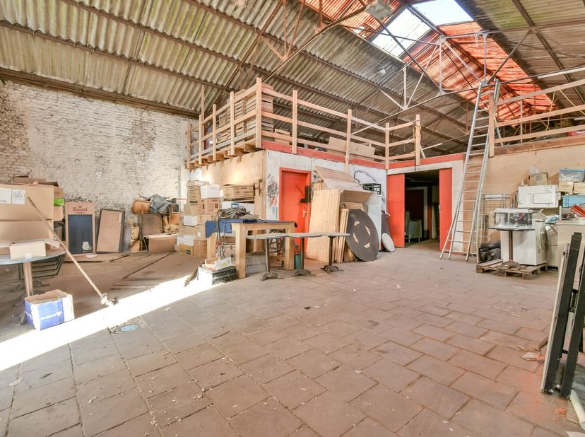 Welkom in de Spanjestraat 237-239, een te renoveren woning met een bijhorende ruime loods. Dankzij de centrale ligging bevindt u zich dicht bij het ce