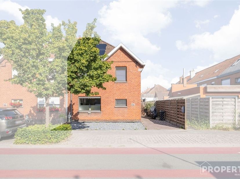 AANTREKKELIJK GEZINSWONING IN HULSTE MET MODERN COMFORT EN RUIME MOGELIJKHEDEN!  <br />
<br />
Deze charmante woning in Hulste biedt het perfecte even