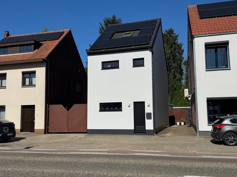 Centraal in Zonhoven vinden we deze gerenoveerde woning met&amp;nbsp;3 slaapkamers&amp;nbsp;op een perceel van 2a 84ca.<br />
﻿Een ideale thuis voor wie comfo