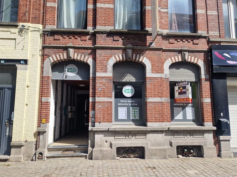 Bedrijfsruimte/kantoor van ongeveer 70m² ideaal gelegen in het centrum van Péruwelz.<br />
Het pand bestaat uit een eerste ruimte met 3 open volumes (