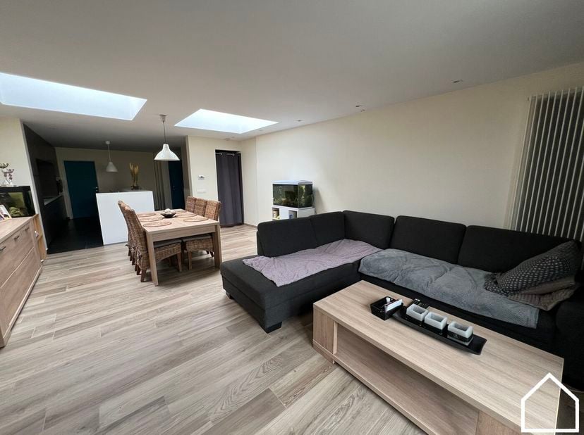 Op wandelafstand van het gezellige dorpscentrum van Dranouter vind je deze ruime en lichtrijke woning. Omgeven door velden en met een uitstekend uitzi
