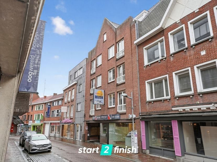 Ontdek dit centraal gelegen appartement op de tweede verdieping van een kleinschalig gebouw in de Bruggestraat 9 te Tielt — op wandelafstand van de Ma
