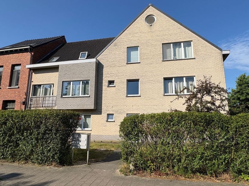 Gelijkvloers 2-slaapkamer appartement met tuin<br />
<br />
Ligging: <br />
Het appartement is gelegen te Ekeren, op wandelafstand van verschillend