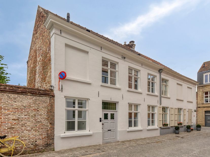 Op een bijzonder aangename locatie in de Raamstraat, verscholen in het karaktervolle Ezelstraatkwartier en op wandelafstand van het historische hart v