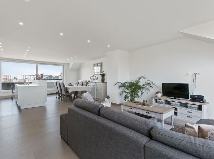 Prachte penthouse op het 4de verdiep te Wevelgem!<br />
We komen binnen in de ruime inkomhal, de lift komt rechtstreeks toe in het appartement. We gaa