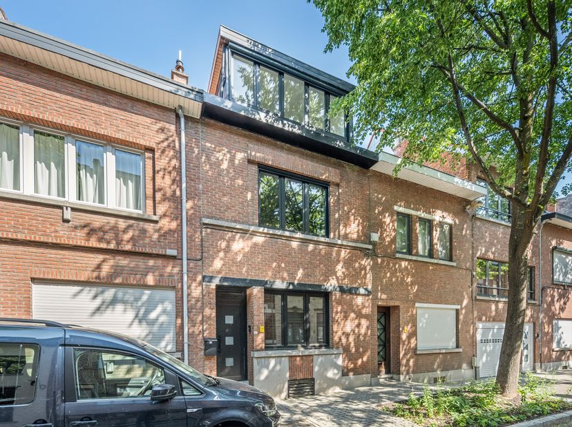 In het centrum van Leuven, op wandelafstand van het Sluispark, de hippe Vaartkom en dagelijkse voorzieningen, bevindt zich deze karaktervolle stadswon