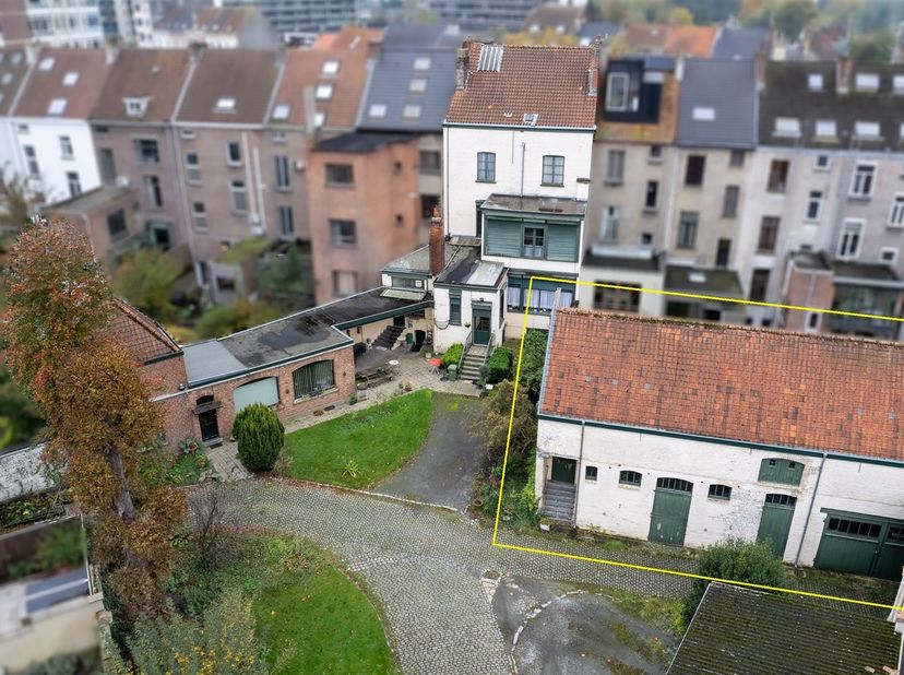 Op een uiterst centrale ligging in Gent bevindt zich dit karaktervolle koetshuis met een unieke uitstraling en bijzonder veel potentieel.<br />
Het p