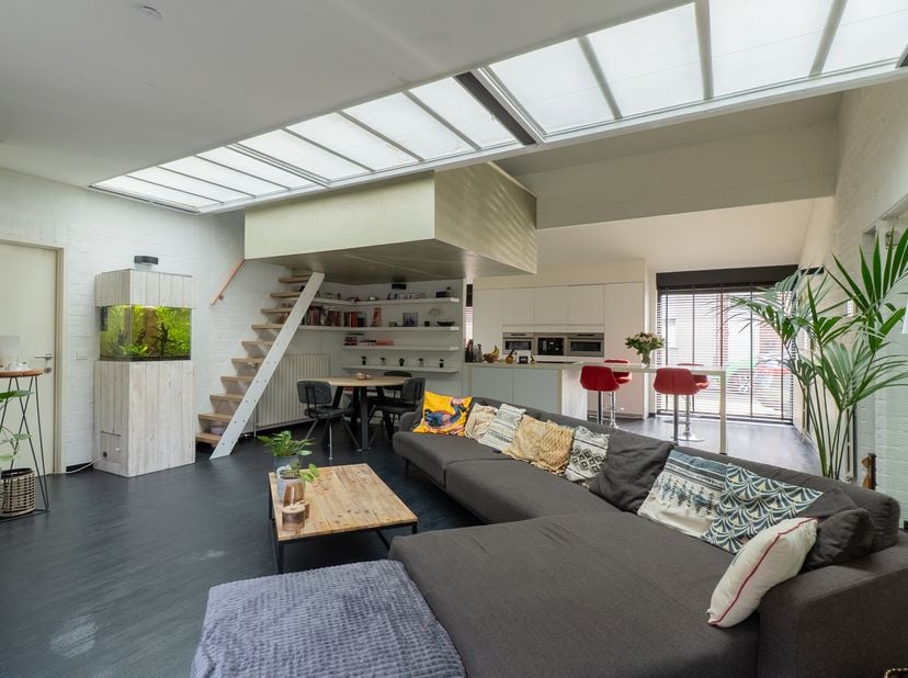 Gelegen in een rustige en aangename buurt in Bissegem bevindt zich deze instapklare woning met twee slaapkamers, een lichtrijke leefruimte en een onde