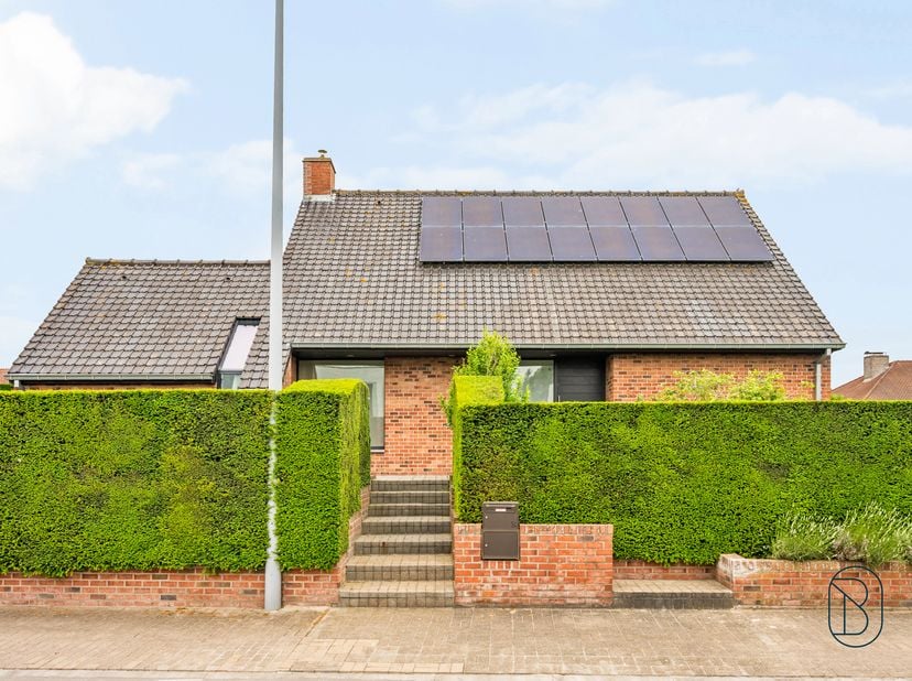 Wonen in alle rust, met ruimte én een energiezuinige toekomst? Deze stijlvolle open bebouwing heeft alles in huis om u meteen te overtuigen. Met 16 zo