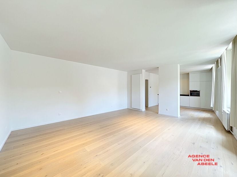 Dit prachtig appartement bevindt zich in het hart van Brugge, vlakbij de Kartuizerinnenkapel en op slechts 50 meter van de markt. Het gebouw dateert u