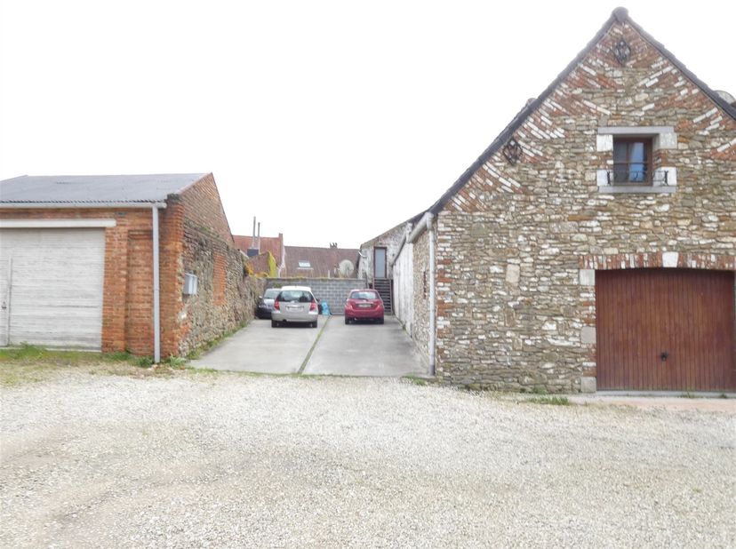 Immeuble de rapport composé de 4 appartements de 2 chambres et 4 emplacements de parking sis au coeur de Pommeroeul. <br />
<br />
Situation idéale