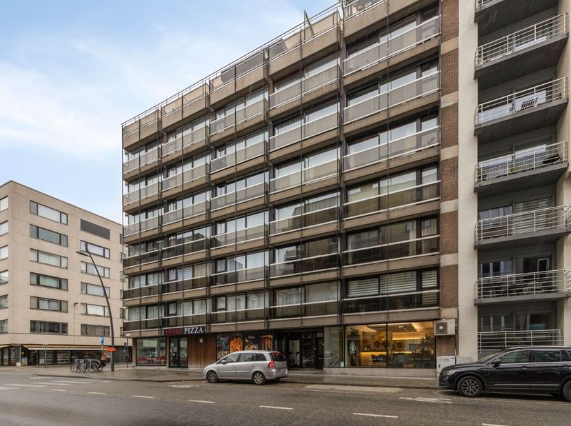 Aan de rand van het centrum van Oostende, en op 420 meter van het strand, bieden wij u een appartement aan met 2 slaapkamers in een gunstig gelegen en