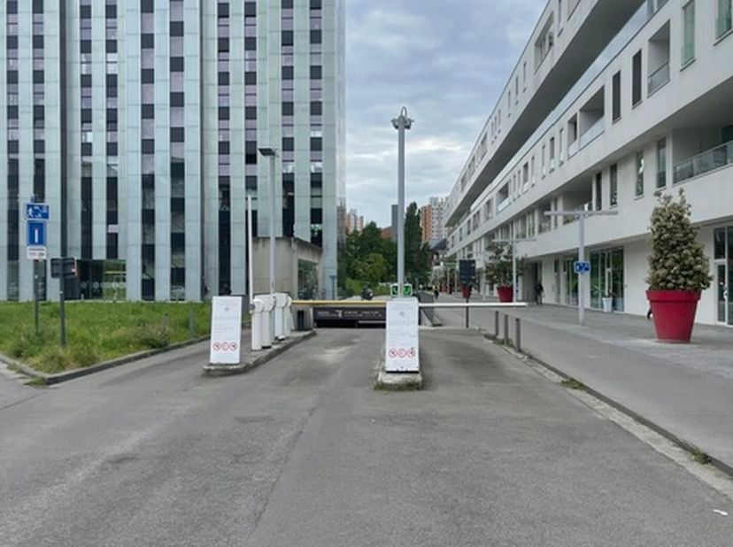 2 ondergrondse autostaanplaatsen te koop (35.000€ per unit, B20 en B36) gelegen in de hypermoderne parking "Tweewaters", in het afgeschermde gedeelte