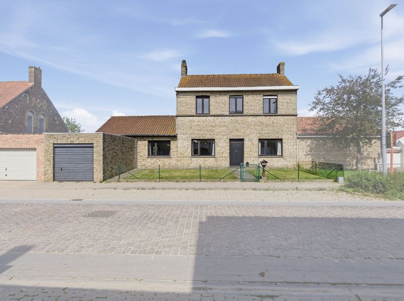 [[ DIT PAND NEEMT DEEL AAN DE ERA OPEN HUIZEN DAG OP 19/9 VAN 11:00 TOT 12:00 ]] Te koop: ruime statige woning in het centrum van Izenberge deelgemeen