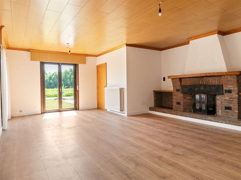 Op een rustige, groene locatie in de Doornijkstraat te Waasmunster bevindt zich deze gerenoveerde open bebouwing, waar comfort, licht en een landelijk