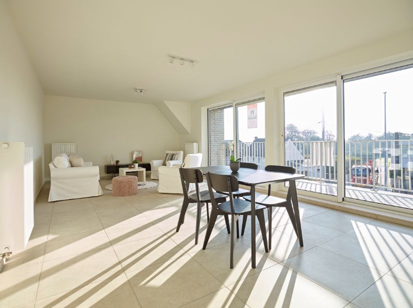 Dit appartement is volledig afgewerkt met hedendaagse kwaliteitsmaterialen , heeft 3 kamers en groot terras, reeds geschilderd.<br />
Zonovergoten rui