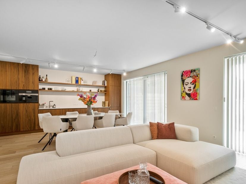 Op een toplocatie in Berlaar bevindt zich dit lichtrijke gelijkvloerse appartement met drie slaapkamers, een zonnig terras en een ondergrondse staanpl