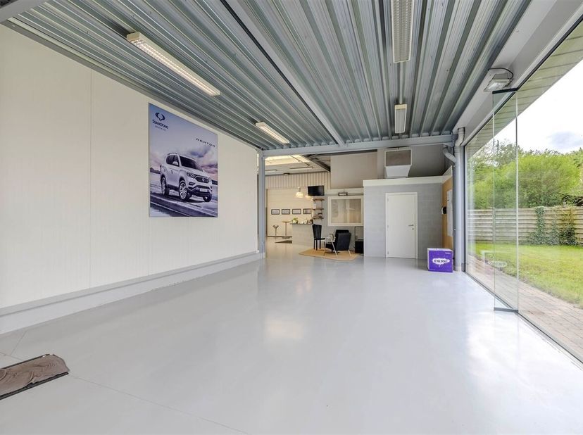 Handelsruimte met een brede waaier aan mogelijkheden<br />
Ligging: strategisch gelegen handelsruimte aan de Herentalseweg 52A, met uitstekende zichtb