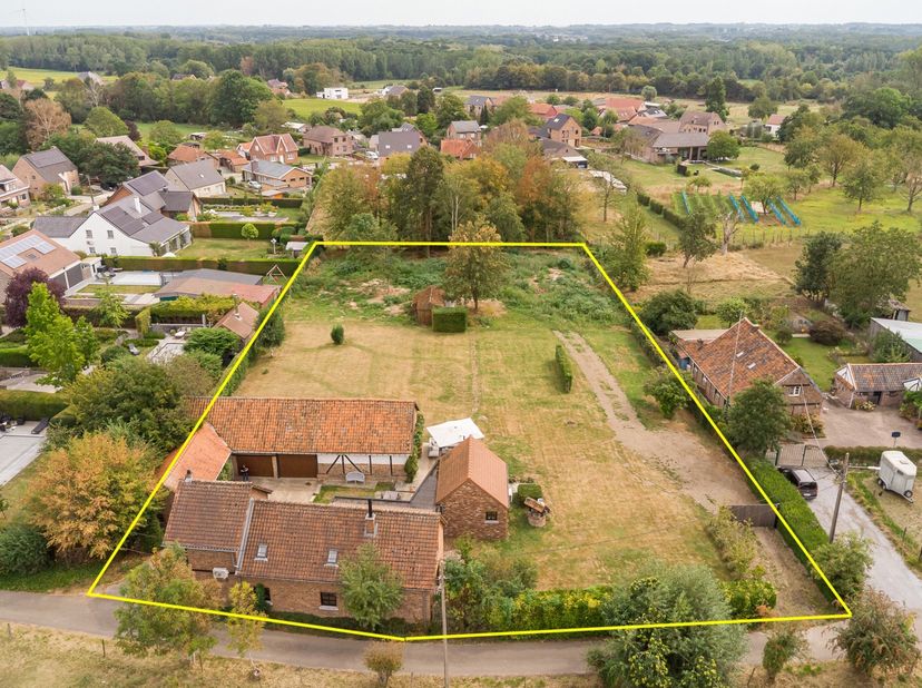 <br />
LUXUEUZE EN RUIME VIERKANTSHOEVE (242M2) MET STALLINGEN (180M2) IN EEN DOODLOPENDE STRAAT, OP EEN PRACHTIG PERCEEL VAN 43A 65CA<br />
In de cha