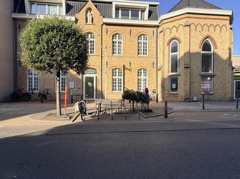 Instapklaar handelsgelijkvloers met benutbare oppervlakte van 250 m² gelegen in het commerciële hart van Middelkerke - uitstekende ligging met hoge vi
