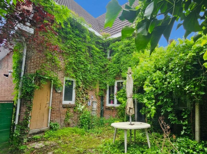 Charmant te renoveren landhuis met grote tuin in Opgrimbie.<br />
<br />
Deze te renoveren woning beschikt op het gelijkvloers over een inkomhal, een