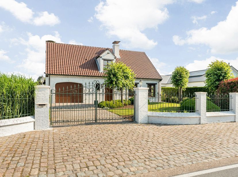 Instapklare villa met 4 slaapkamers, garage, zwembad en zonnige tuin op een perceel van 1.488 m²<br />
BESCHRIJVING:<br />
Bent u op zoek naar een ins