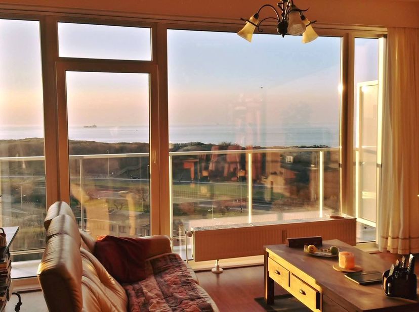In Residentie Nautilus in Bredene bevindt zich dit ruime appartement op de 8ste verdieping, met mooi open zicht richting zee. Dankzij de hoge ligging,