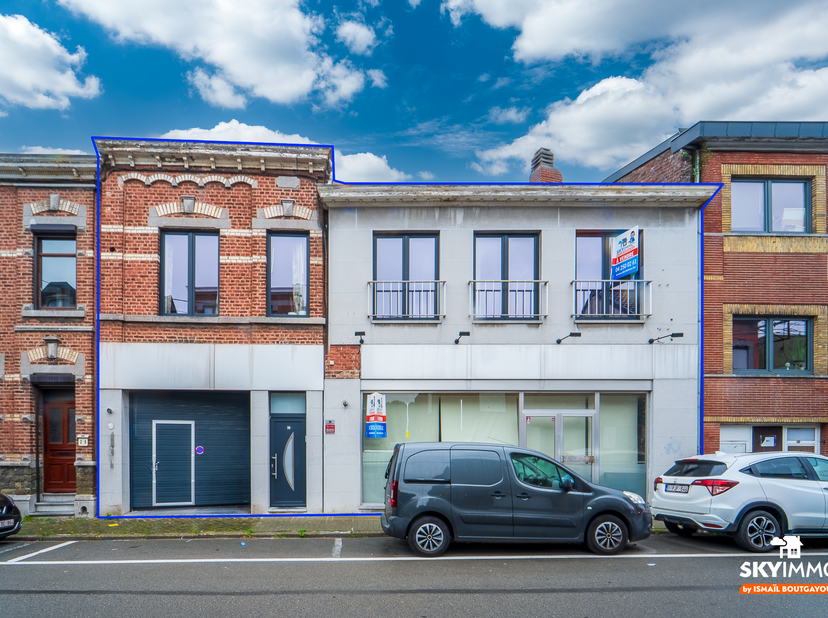 L'agence SKYIMMO a le plaisir de vous présenter cette spacieuse maison 4 chambres, entièrement rénovée avec beaucoup de goût, offrant confort, luminos
