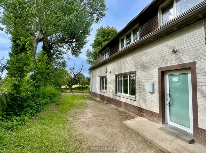 Deze woning is gelegen&amp;nbsp;in een&amp;nbsp;PRACHTIG GROEN DECOR&amp;nbsp;omgeven door de&amp;nbsp;RUST&amp;nbsp;die het&amp;nbsp;HEUVELACHTIG LANDSCHAP&amp;nbsp;van Pays des