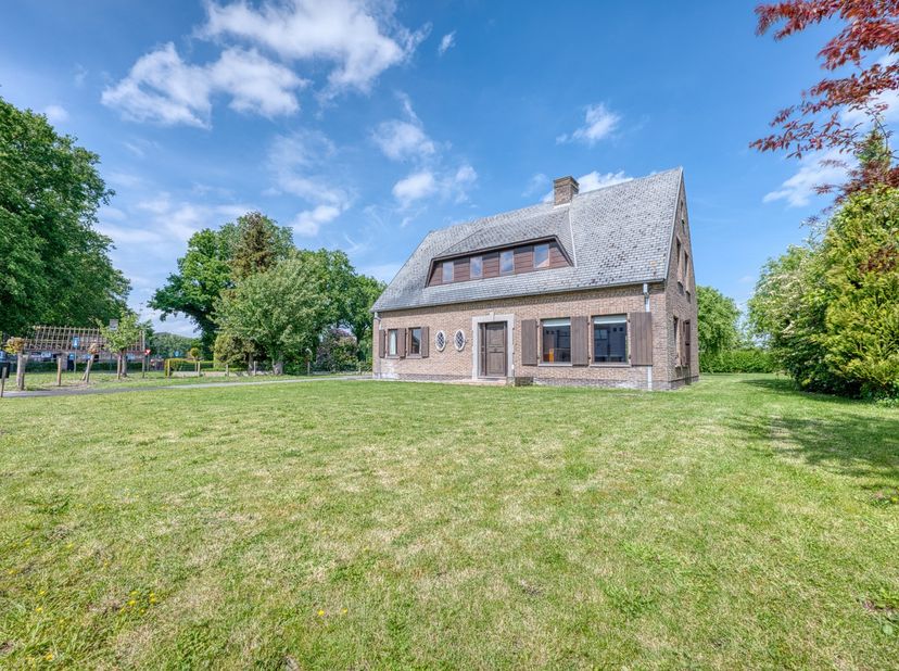 Bent u op zoek naar een ruime gezinswoning met veel mogelijkheden en een aangename tuin nabij de Lembeekse bossen? Dan is deze woning zeker een bezoek