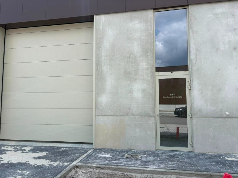 Multifunctionele nieuwe bedrijfshal met parkeergelegenheid en een zeer goede ligging in Halen.Voor meer info ga naar https://www.era.be/nl/te-huur/hal