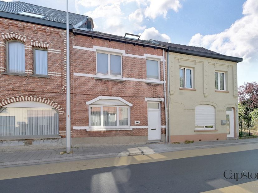 Te koop in de Elststraat 106 te Zele: een aangename woning met drie slaapkamers, gelegen op wandelafstand van het centrum van Zele. In de directe omge