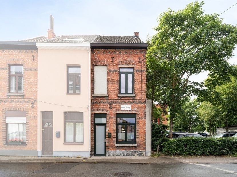 Gezellige en rustig gelegen woning in het levendige Gentbrugge, nabij het Keizer- en Arbedpark.<br />
<br />
Deze woning omvat op het gelijkvloers e