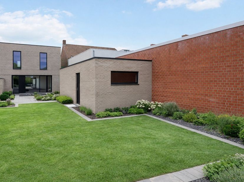 Deze ENERGIEZUINIGE en VERRASSEND RUIME WONING met GARAGE bevindt zich in het charmante Marialoop (Tielt/Meulebeke), meer bepaald op de Marialoopsteen