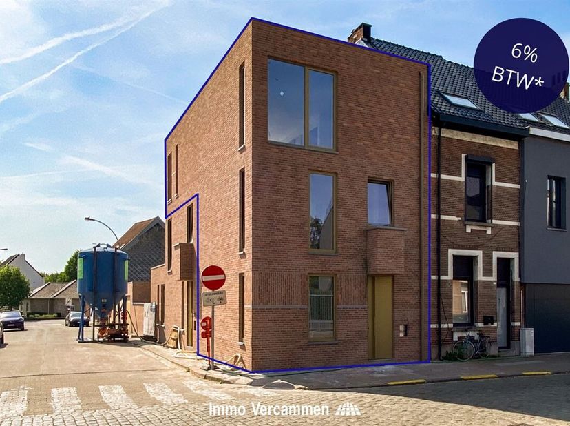 Appartement triplex unique de construction récente avec une belle terrasse et un garage au coeur de la région rurale de Duffel-West.<br />
Ce duplex é