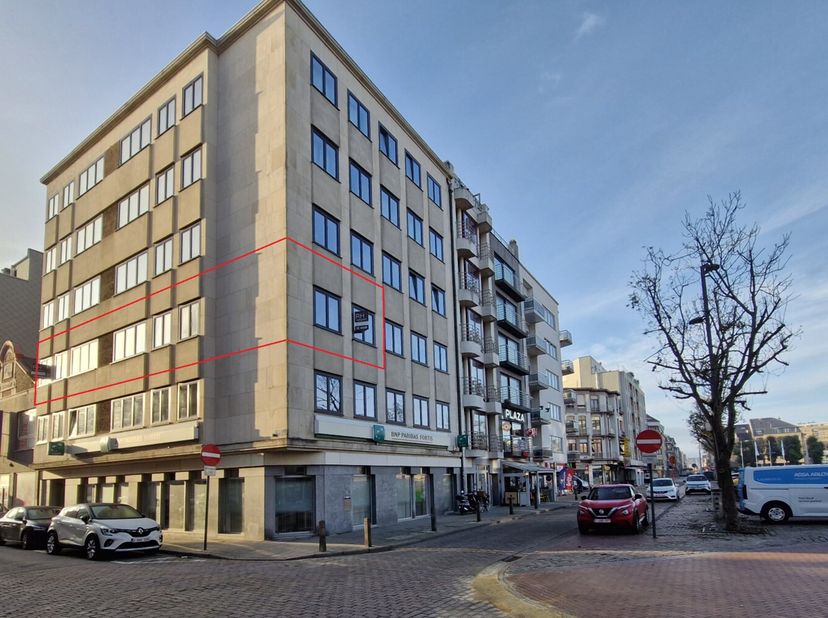 Très agréable, spacieux (111m²) et économe en énergie (étiquette 'B') appartement d'angle à Blankenberge avec vue dégagée sur la place du marché. L'ap