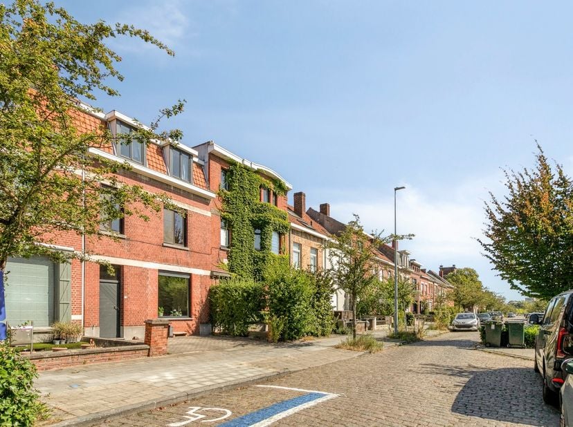 In de rustige en groene Goedendaglaan, op wandelafstand van het centrum van Kortrijk, bieden wij deze te renoveren gezinswoning te koop aan. Een pand