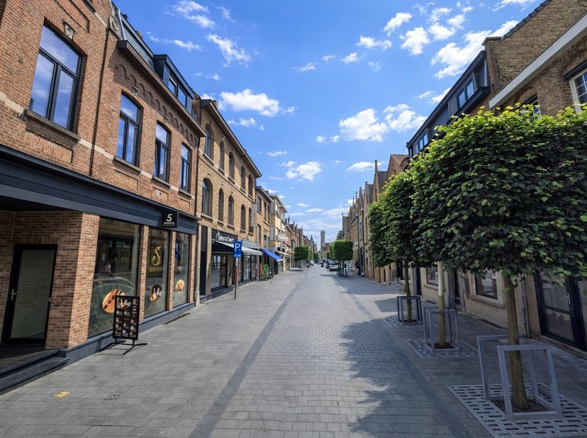 Centraal gelegen investeringspand op een commerciële topligging te Nieuwpoort-Stad, op wandelafstand van de Grote Markt, de kaai en alle voorzieningen