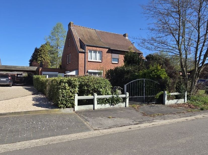 Op te frissen starterswoning met 3 slpks op een mooi perceel in rustige, groene omgeving te Kuringen.<br />
<br />
Bent u op zoek naar een renovatiepr