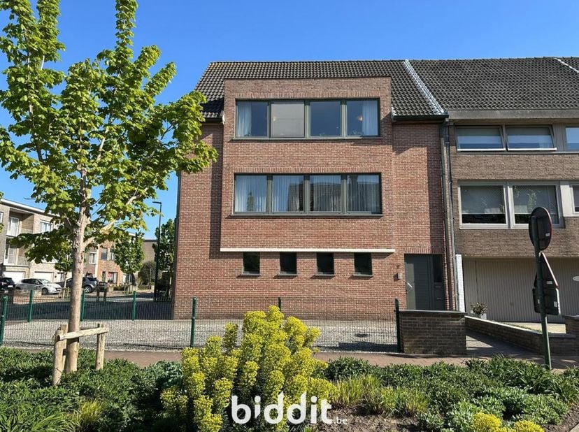 INSTAPKLAAR, ENERGIEZUINIG EN PIEKFIJN AFGEWERKT APPARTEMENT - <br />
<br />
2-slaapkamerappartement op het 2e verdiep met een garage in het gebouw, g