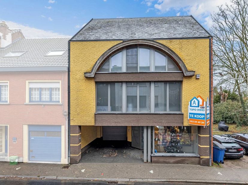 Voor meer info of een bezoek, bel 053 59 49 33 - In het centrum van Erembodegem vinden we deze prachtige woning met 4 slaapkamers. Op het gelijkvloers
