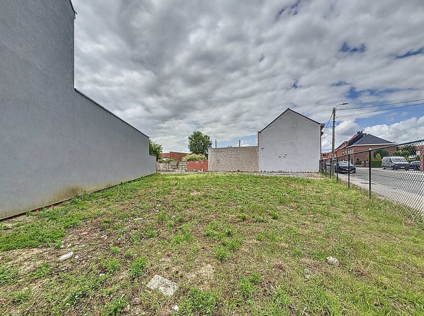 Terrain polyvalent à vendre dans un quartier commercial mais aussi résidentiel sur la Brugsesteenweg à Courtrai. Profitez de l'emplacement central ave