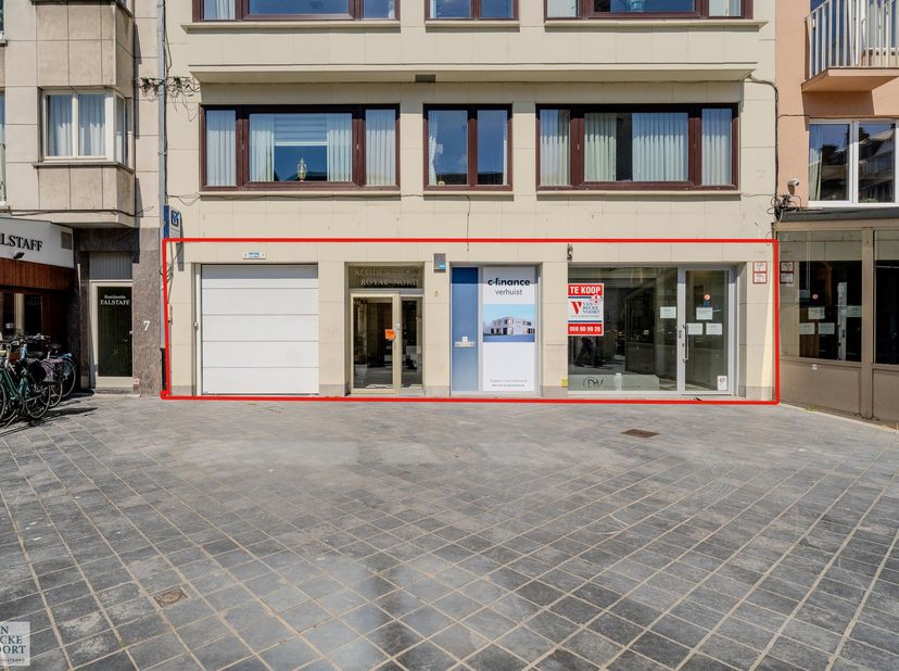 In het historisch hart van Oostende bevindt zich een ruime en veelzijdige handelspand van 217m². Dankzij de constante passage van voetgangers en de pr