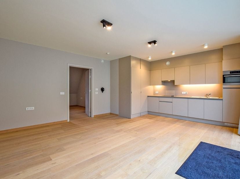 In het stadscentrum van het prachtige Nieuwpoort vindt u dit piekfijn appartement terug (55m² +11m² terras). Het appartement maakt deel uit van het pr
