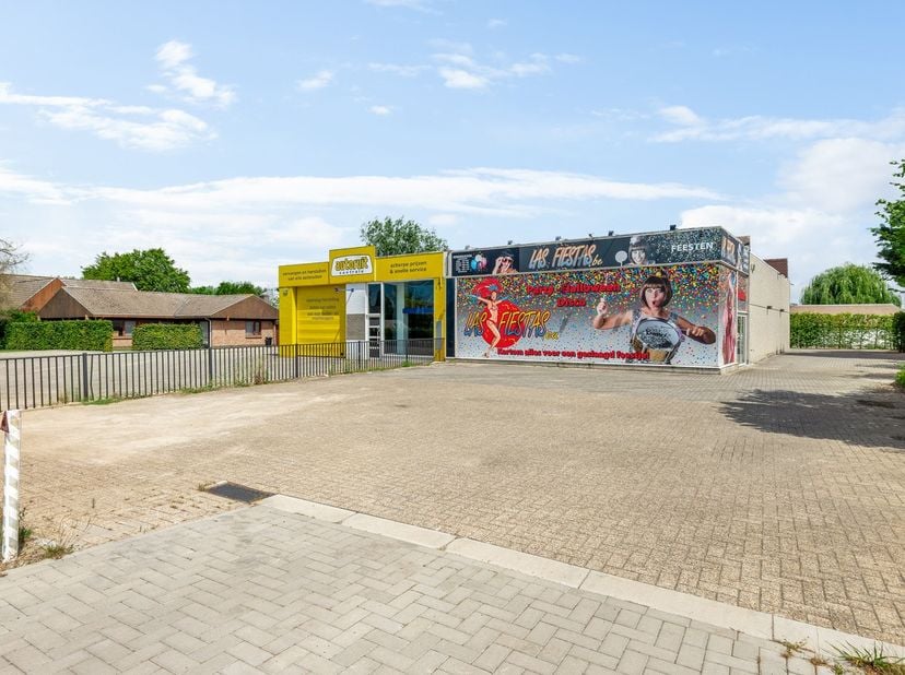 Dit handelspand is gelegen langs de Koningin Astridlaan (N1) in Kontich, een belangrijke verbindingsweg tussen Antwerpen en Mechelen. Dankzij de goede