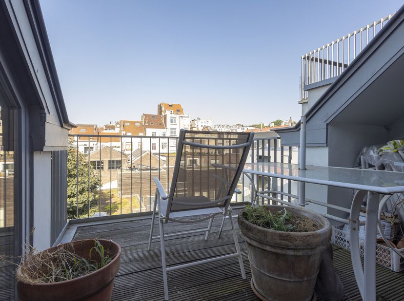 Dit karaktervolle duplex penthouse appartement in Vorst bevindt zich op de derde verdieping van een kleinschalige en goed onderhouden mede-eigendom in