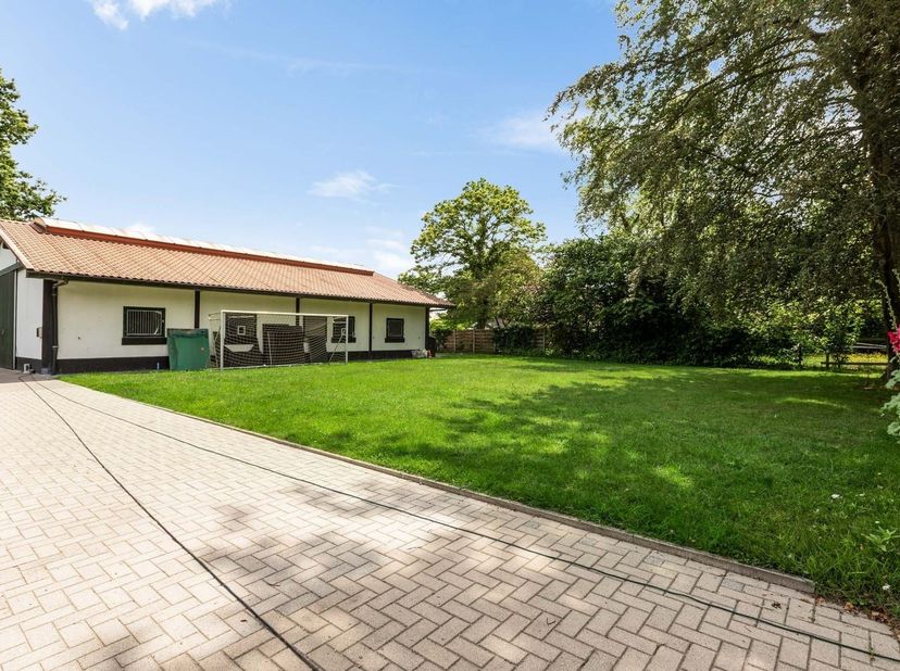 Ligging: Gelegen in het groene Godsheide geniet deze unieke vierkantshoeve van een rustige ligging, op slechts enkele minuten van het centrum van Hass