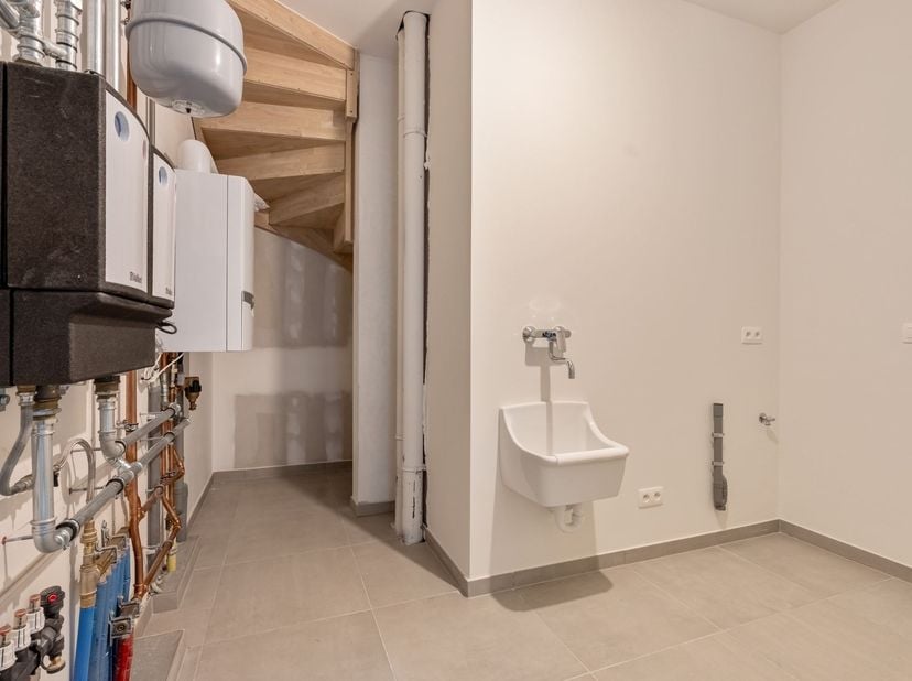Deze moderne stadswoning met een bewoonbare oppervlakte van maar liefst 208 m² is volledig afgewerkt en instapklaar. Dankzij de doordachte indeling, d