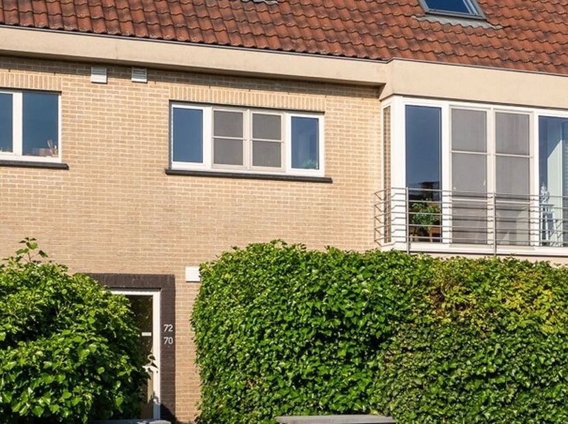Omgeving<br />
Dit instapklaar duplex appartement te Wondelgem biedt alles wat je kan wensen te midden van allerlei voorzieningen.<br />
De nabijheid