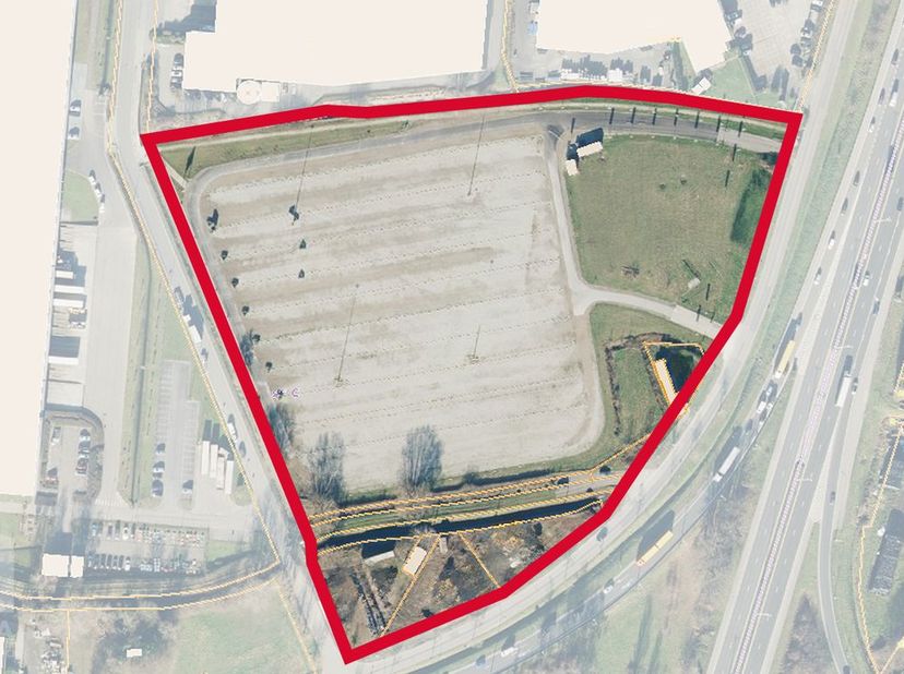 Terrain de 3,5 hectares avec potentiel de développement pour environ 17 000 m² d'espace de stockage logistique, complété par des bureaux et, si souhai